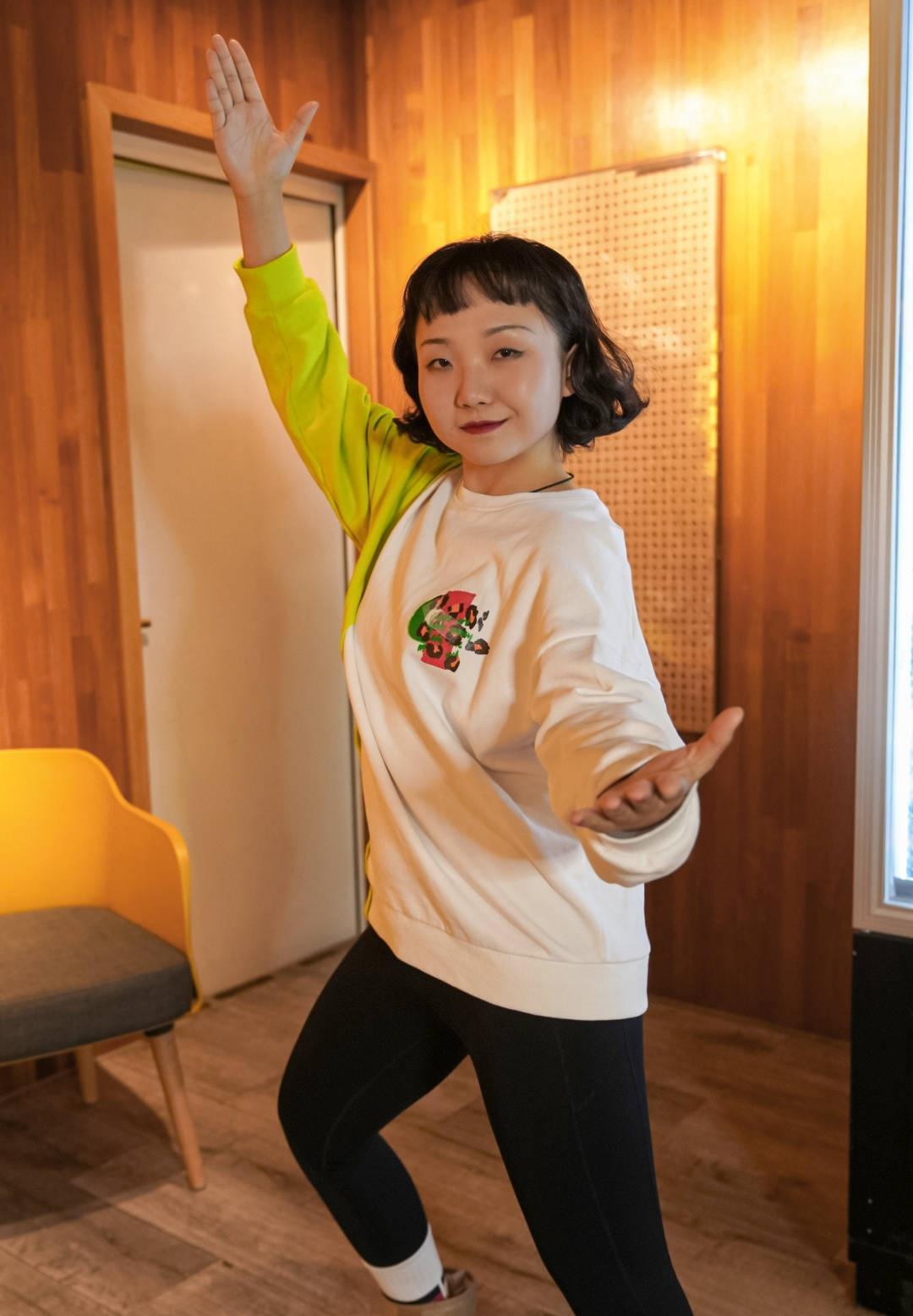 辣目洋子穿出"微胖美精髓",穿牛仔外套配黑色内衬,怪洋气的