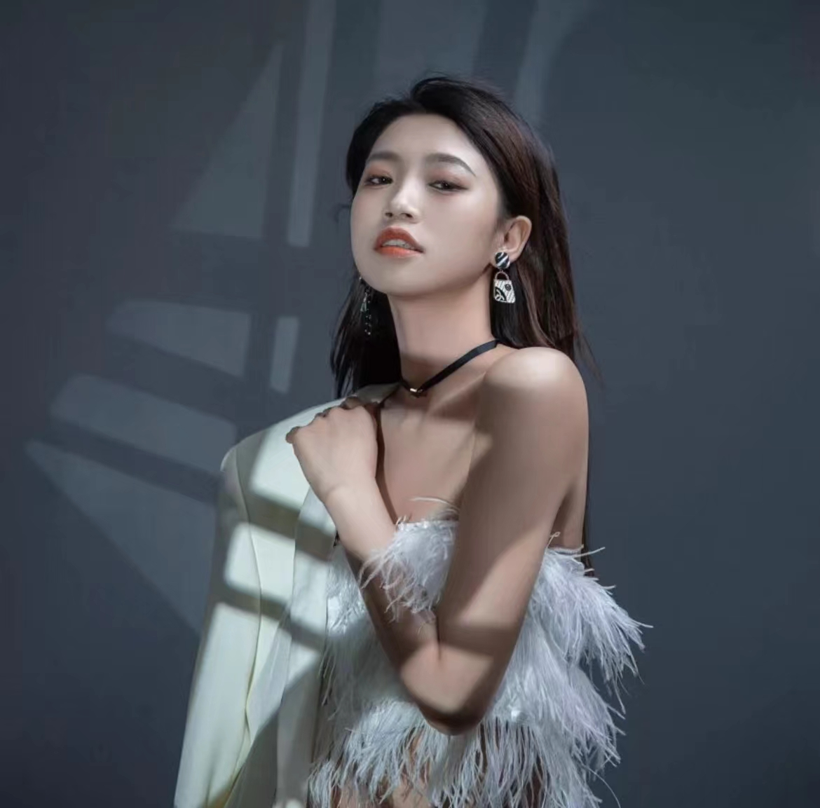 陌陌百变小伍直播间上演旗袍秀,曼妙多姿笑颜如花绽