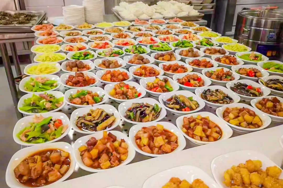 正挑选午餐错峰就餐的学生们4月8日中午,阜阳一中食堂学习怎样呢?