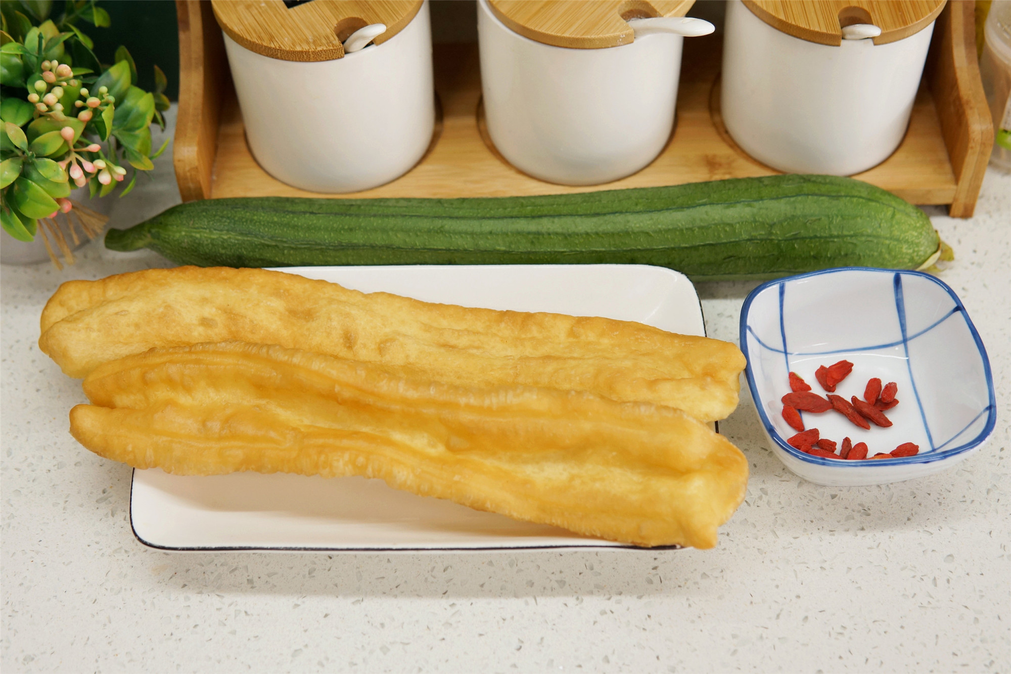 夏天没胃口,用丝瓜和油条巧搭配,想不到的好吃,次次吃不烦