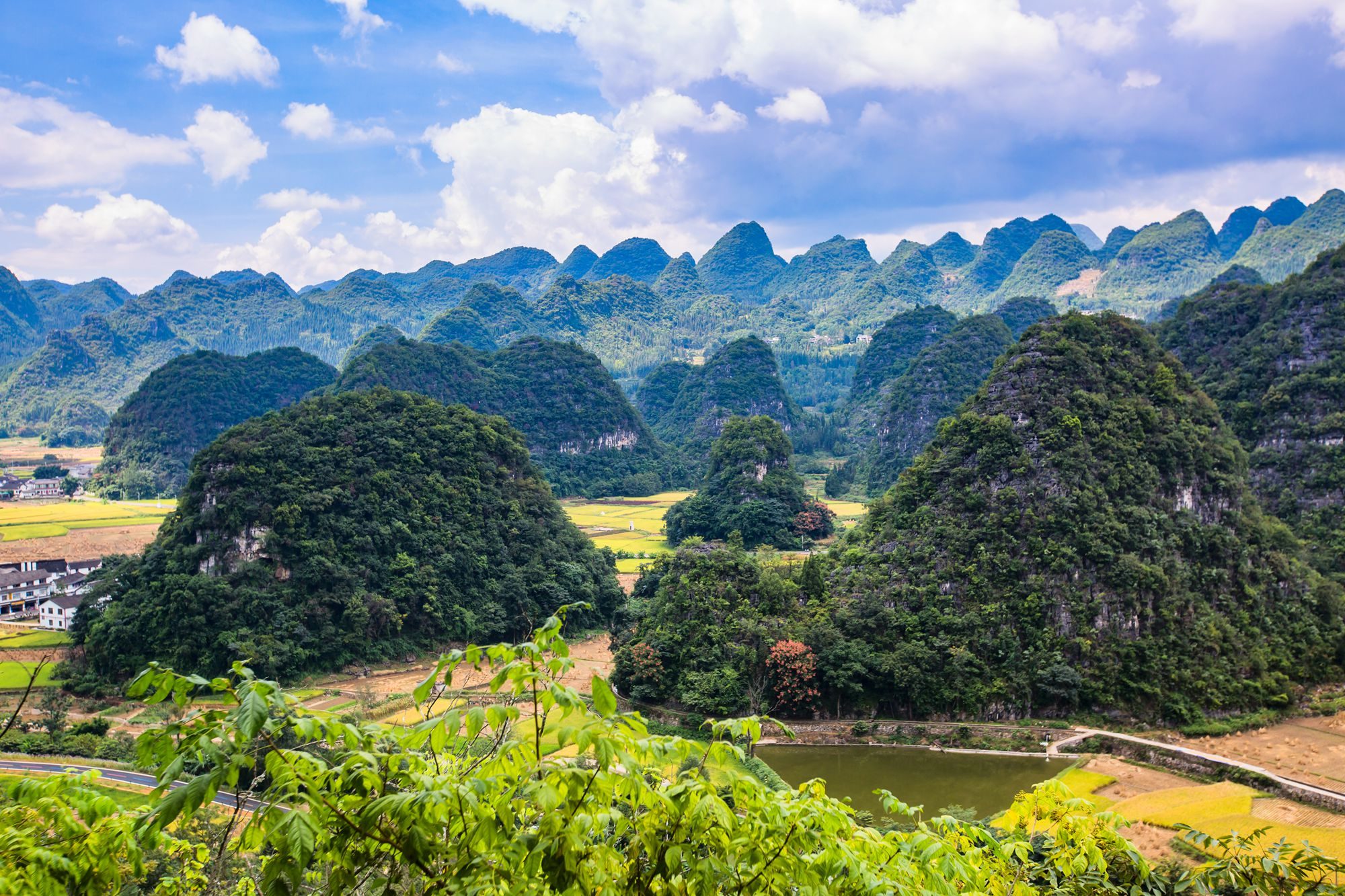 贵州兴义万峰林,磅礴数千里,航拍风景如画,看后让人叹为观止