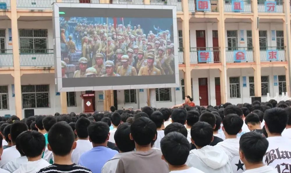 传承红色基因!上蔡一中开展"喜迎七一爱国影视教育"活动