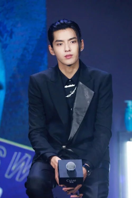 吴亦凡穿黑色西装套装,再穿一双皮鞋,男生这么穿魅力全开!