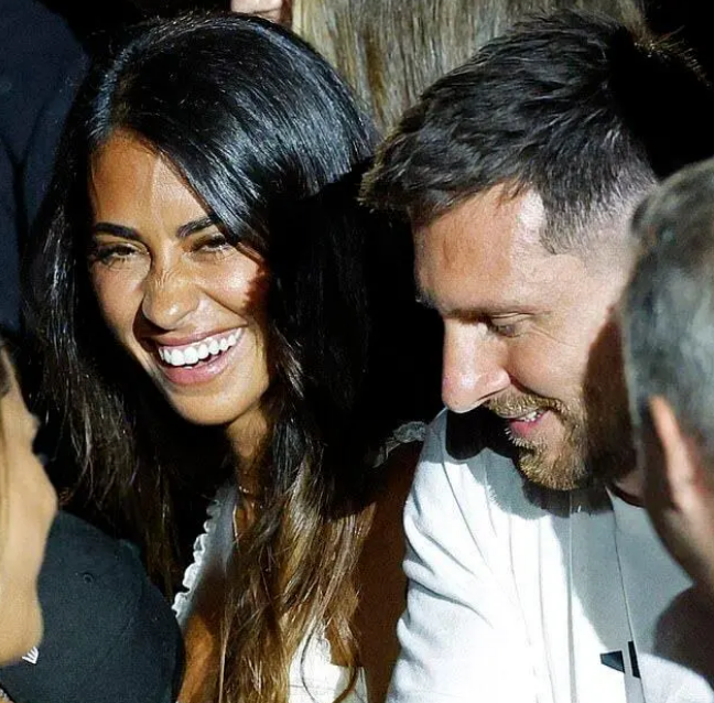 梅西妻子在美国火了,35岁安东内拉韵味十足,身材不输乔治娜