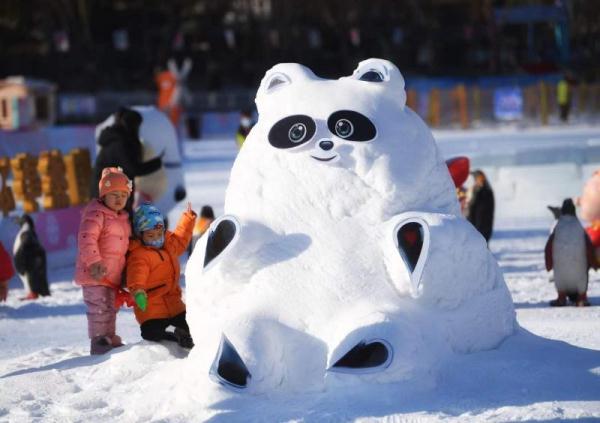 滑雪的雪融融图片图片