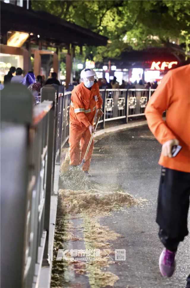 建议淘汰"法国梧桐",换栽其它树种,以减少花絮对人,畜的危害