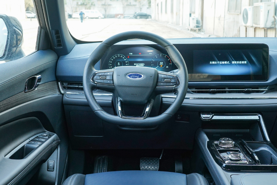 这两车内饰时尚有科技感,空间也出行够用