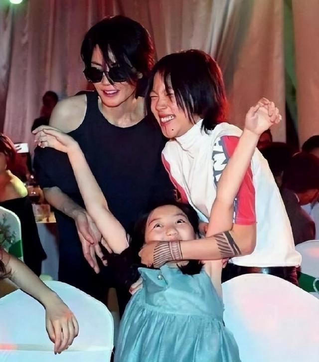 窦靖童王菲的女儿和奶奶逛街乘坐老年车与奶奶同框五官很像