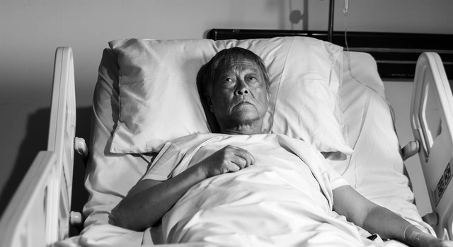 演员唐川脑中风住院,全身插管不能开口说话,曾三度入围金钟奖