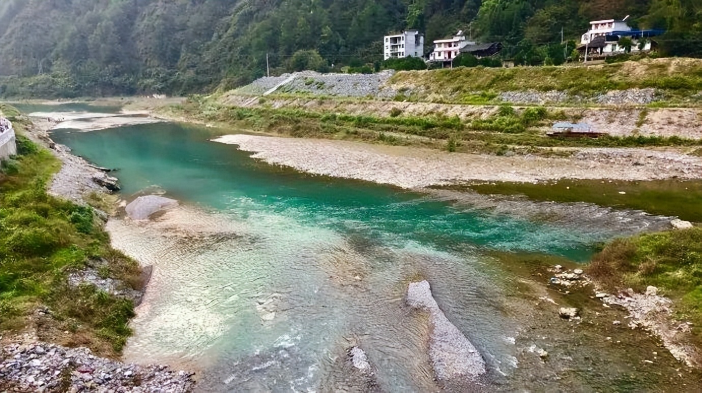重庆有个天然浴场,被誉为"九溪十八洞,宋农有其一",风景秀丽