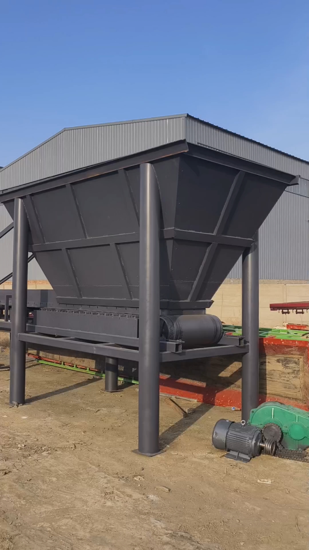 洛阳轰动机械请求一种振荡给料机专利筛网体积较小以便利整理