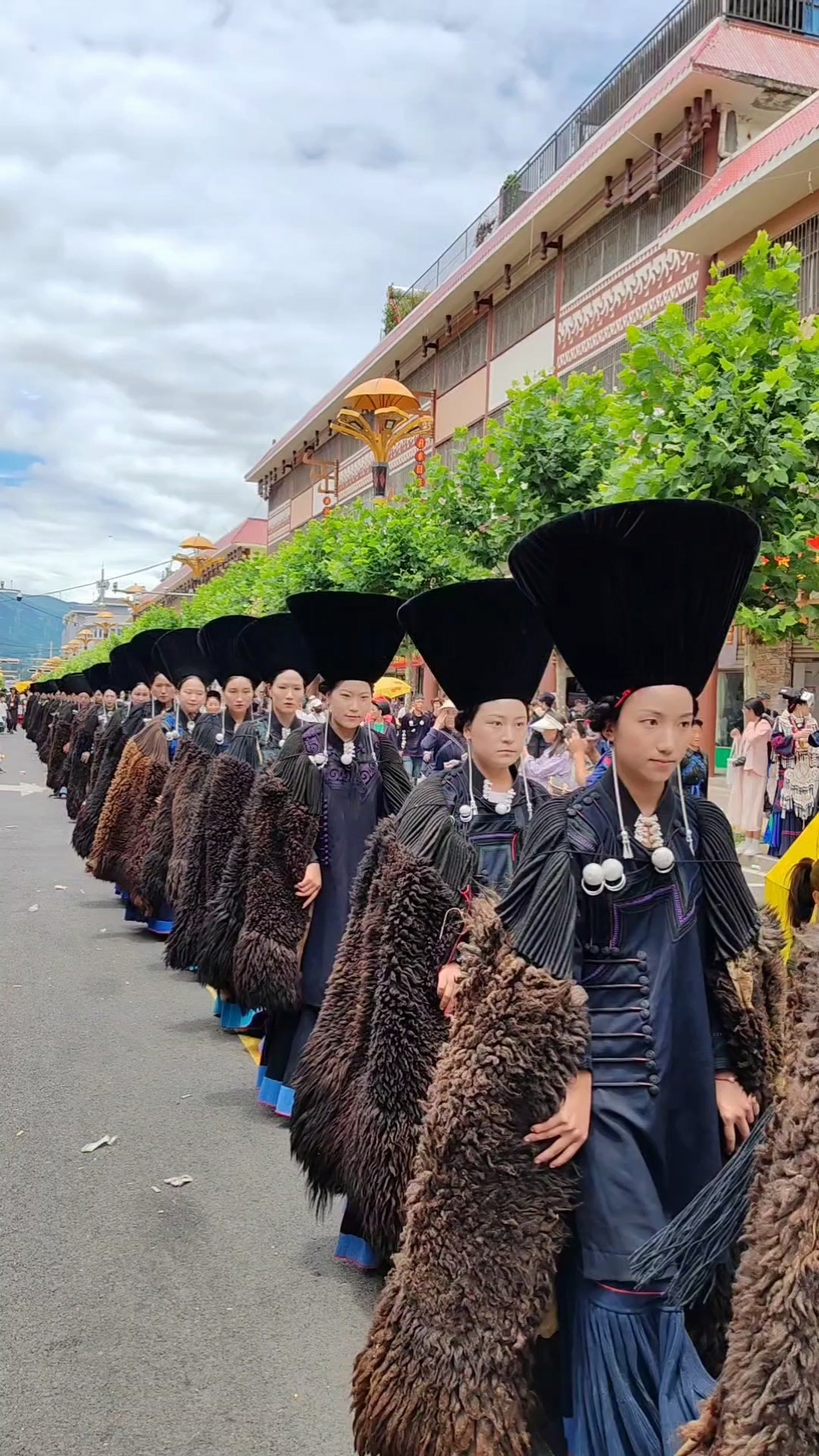 给你们展示一下,我们彝族女人披羊毛披风,哇波太酷了