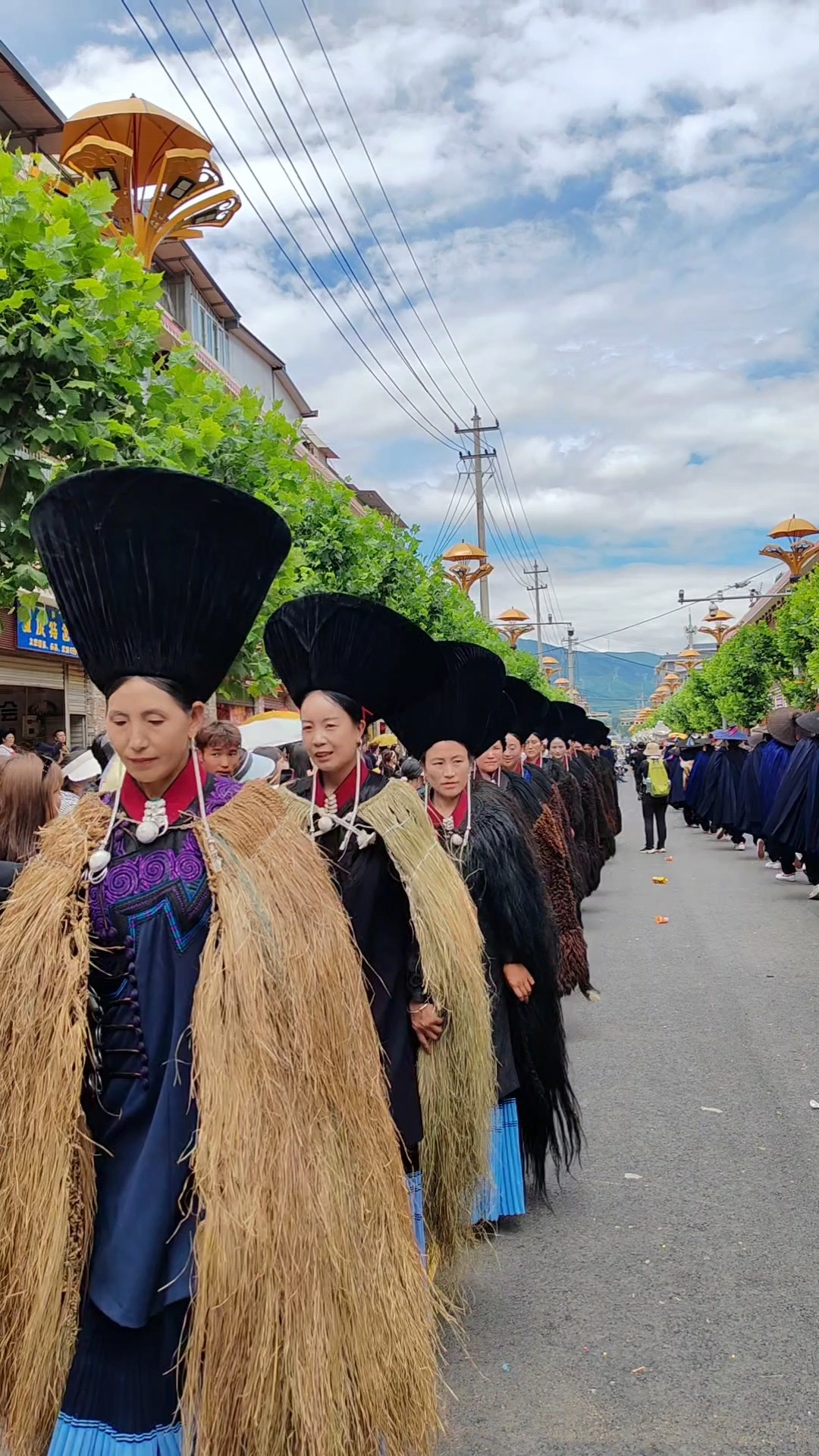 彝族服饰布拖图片