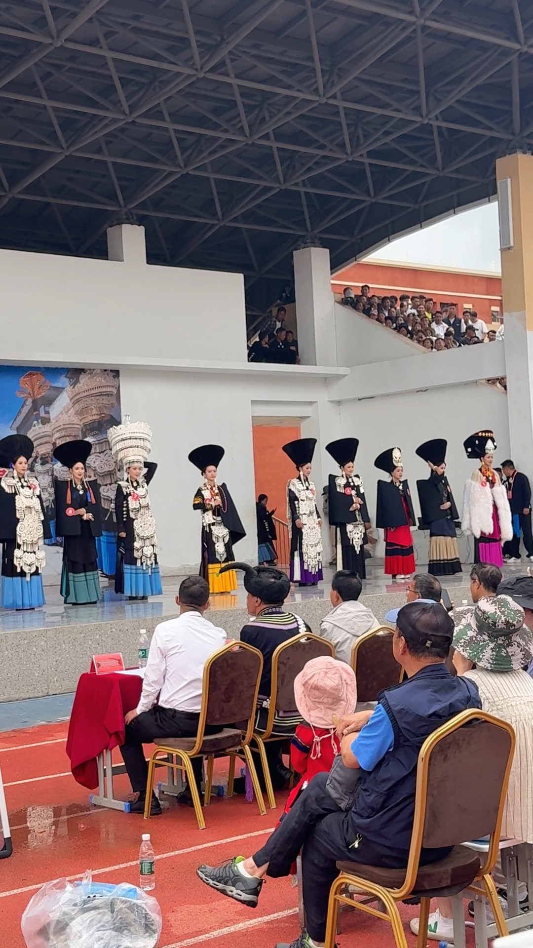 布拖县彝族火把节传统选美大赛开始了,所有美女选手闪亮登场