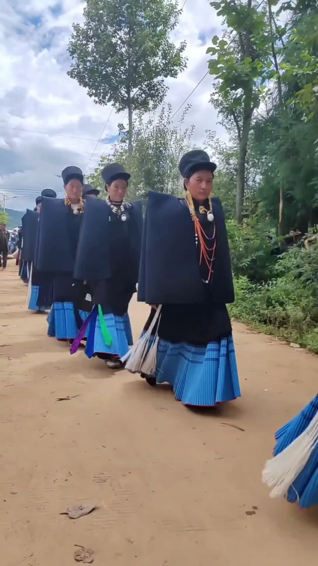 这就是勤劳善良的四川大凉山彝族妇女她们披的披风叫查尔瓦