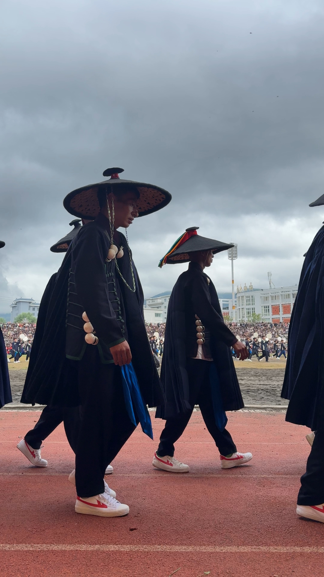 布拖县彝族火把节开幕式,毕摩方队出场为大家祈福,保佑祈祷大家