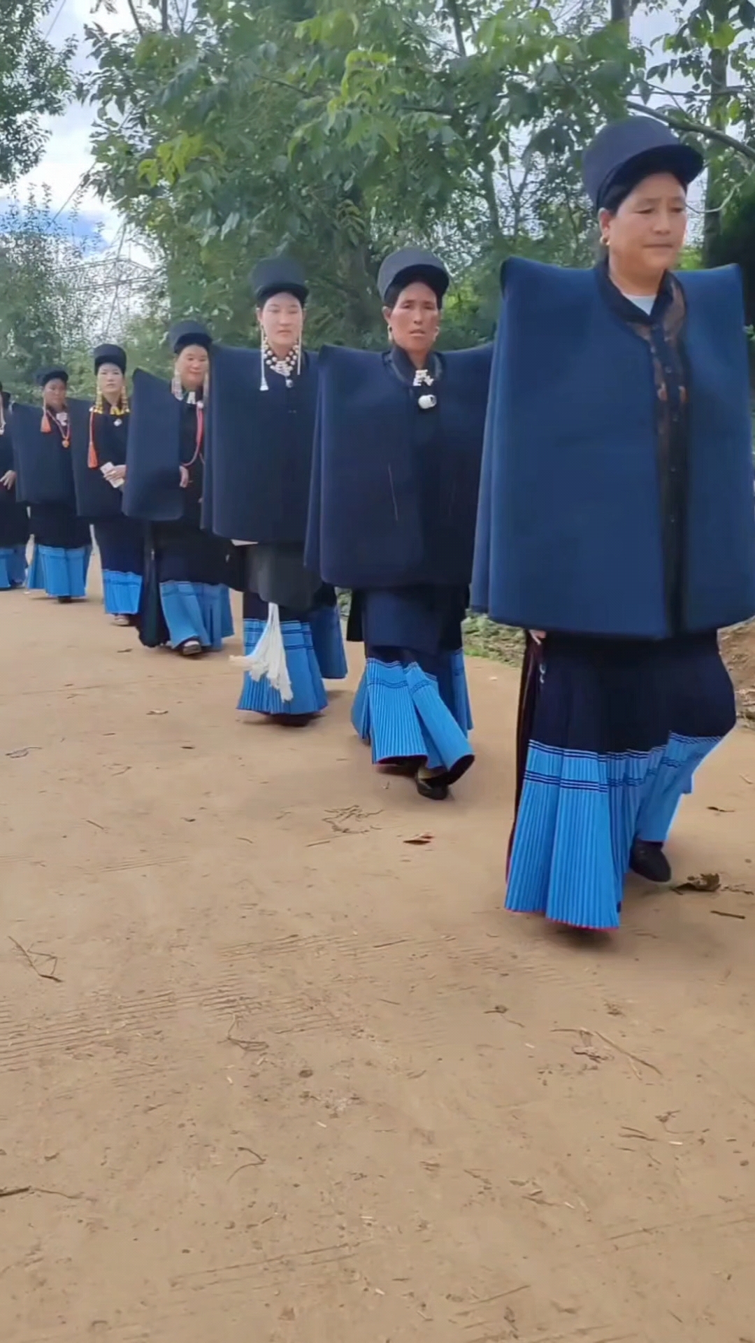 这就是勤劳善良的四川大凉山彝族妇女她们披的披风叫擦尔瓦