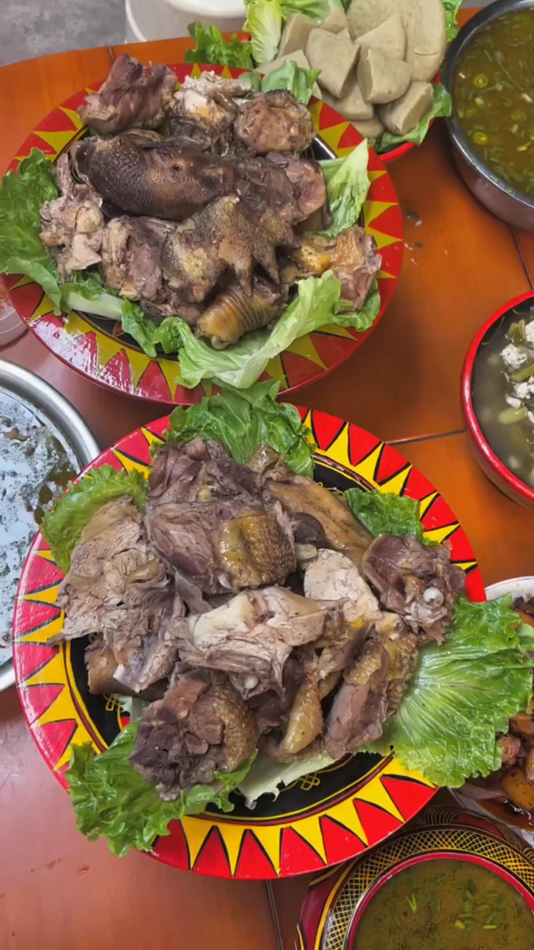 以前彝族招待客人只有坨坨肉,现在炒菜凉菜啥都有了