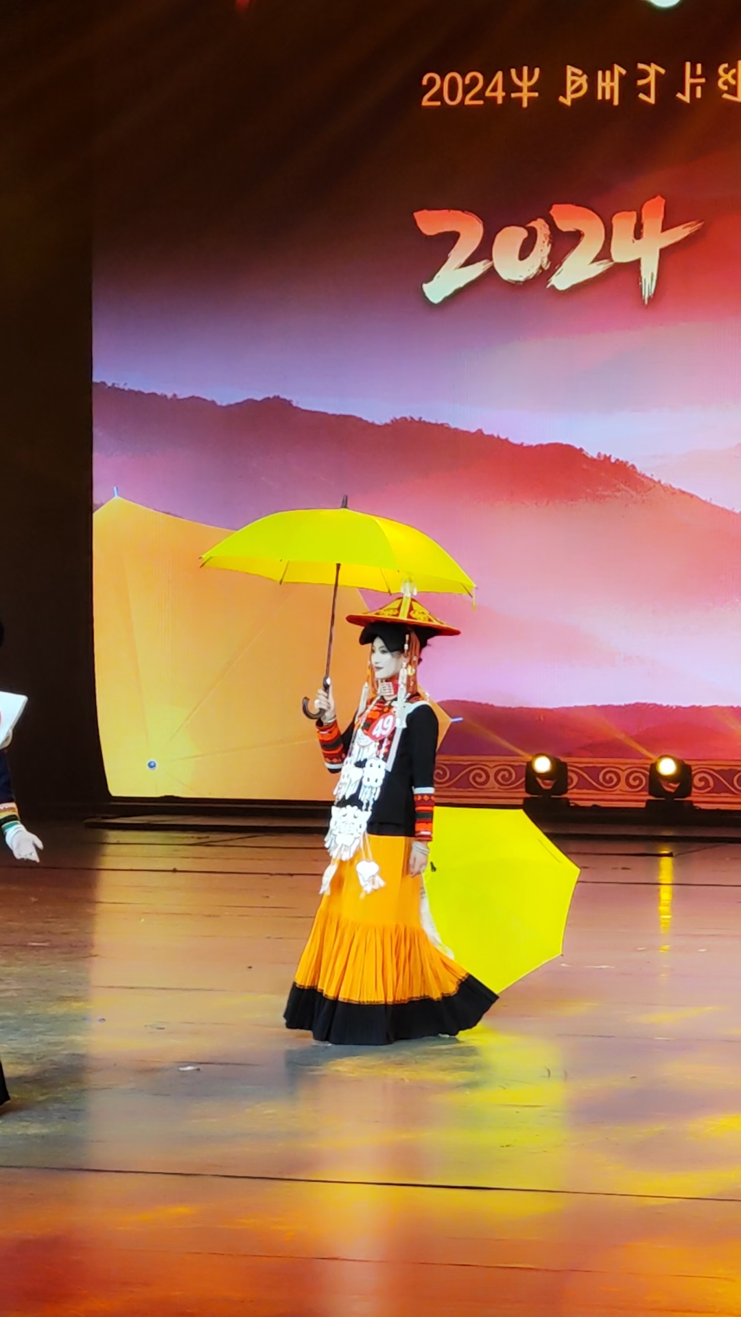 彝族火把节就是这么热闹和好玩,这是凉山州上彝族传统选美比赛