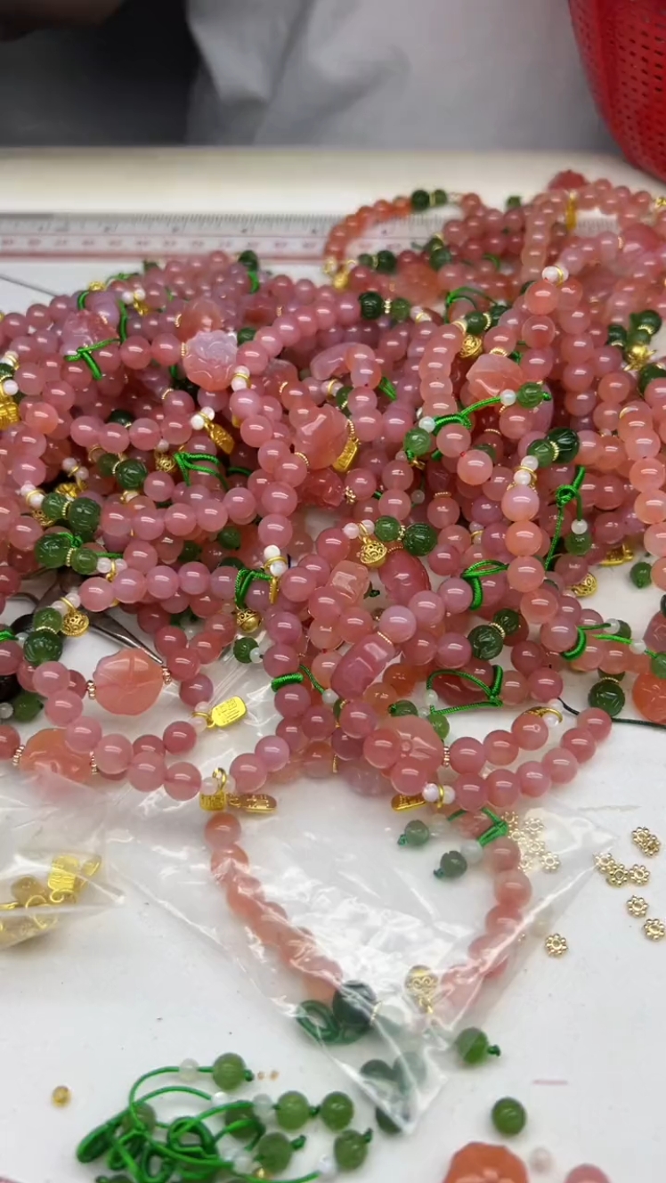 在家闲着没事,去拿的手工活串珠子.太好串了