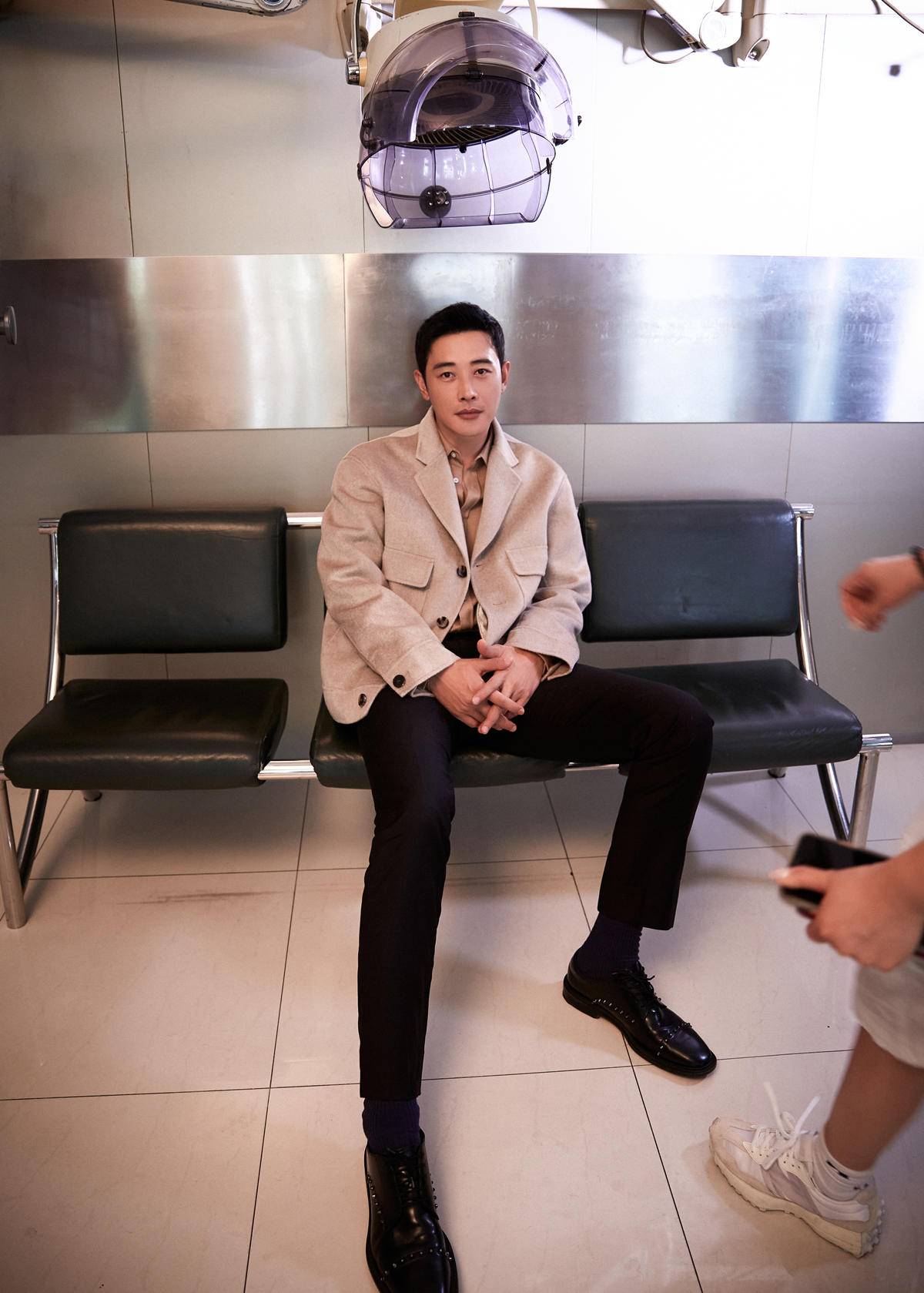 罗晋留短发清爽有型,衬衫配围裙接地气,与父亲首次同台默契十足