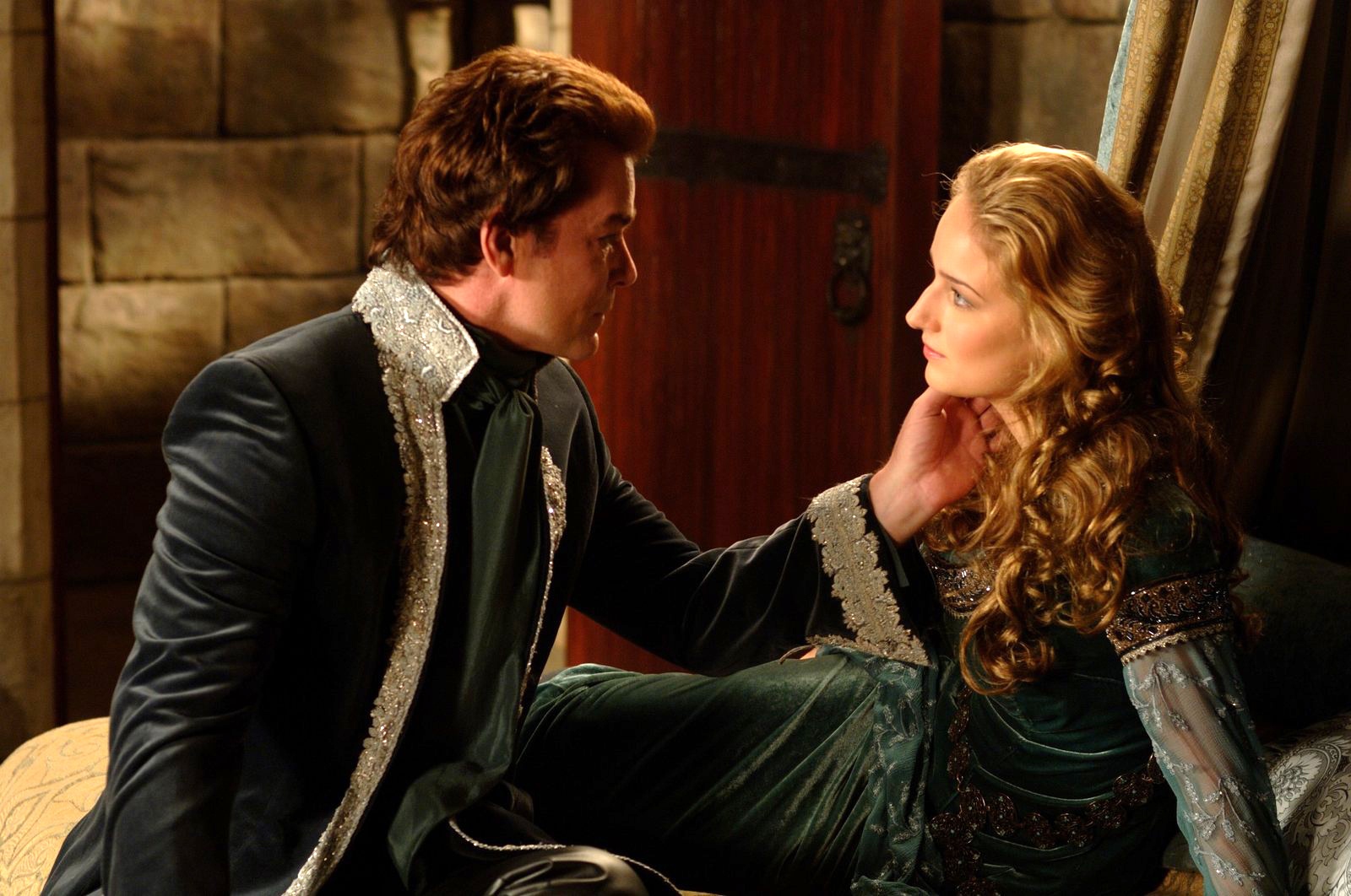 《地牢女孩》被关20年的女儿,为父生三子:畸形亲情,扭曲的人性