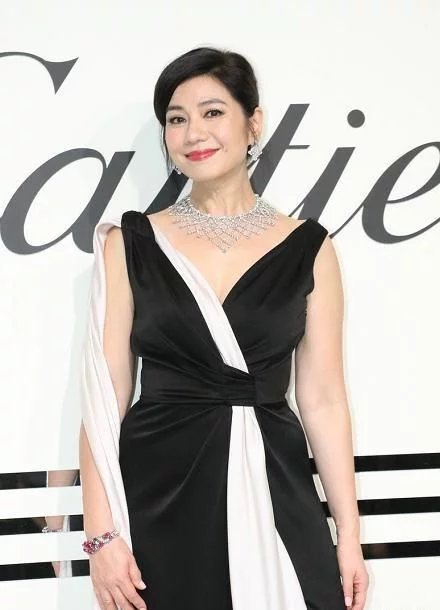 钟楚红60岁依旧风华绝代,一袭黑白拼接连衣裙优雅高贵,端庄大气