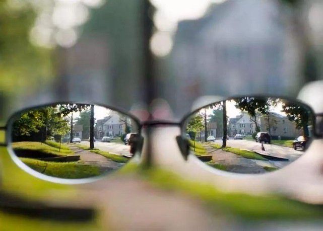 近视眼学生的"世界"是什么样子?知晓后,别再埋怨他们不打招呼