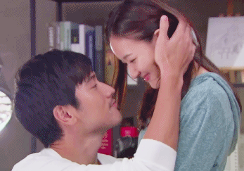 如果一个女生让男生摸脸,会怎么样?