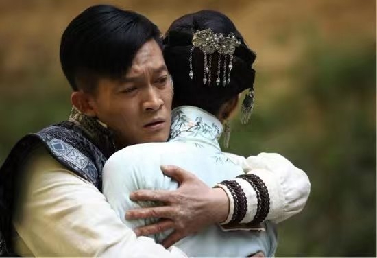 正在拍戏的江珊突然问向抱着她的杨志刚.