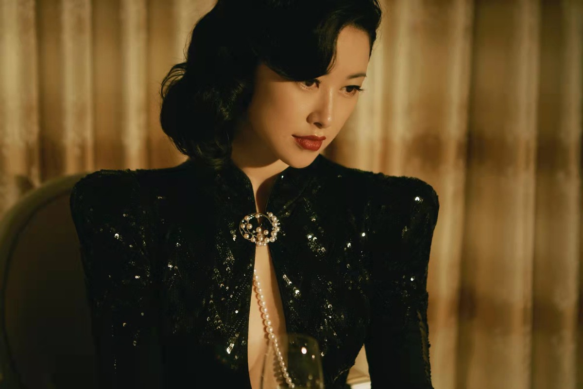 名媛朱珠当妈后更敢穿了,礼服镂空开叉到小腹,暴瘦20斤美回巅峰