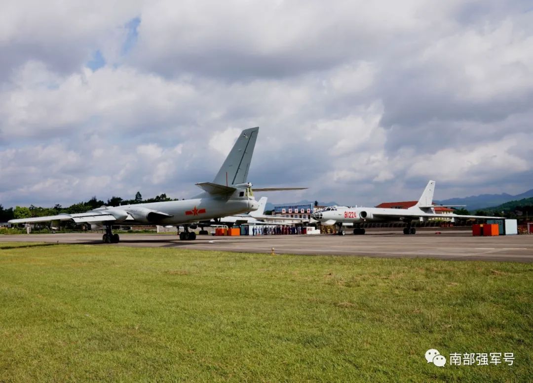 热点|接连多日！南部战区海军航空兵某轰炸机团开展昼夜间飞行训练