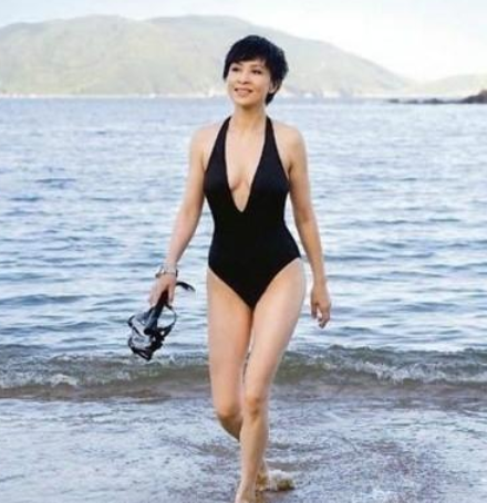 刘嘉玲自信晒泳装照!黑色泳衣波点披肩很性感,54岁宛如24岁