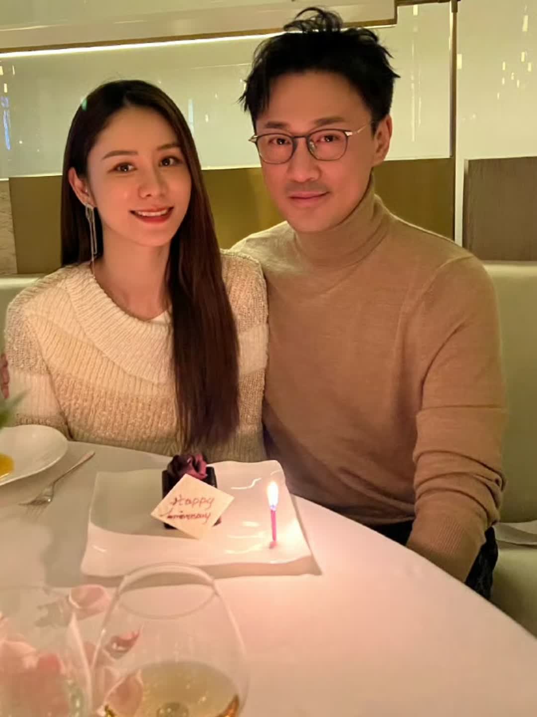 林峯张馨月结婚纪念日高调秀恩爱,戴大钻戒合影超甜蜜