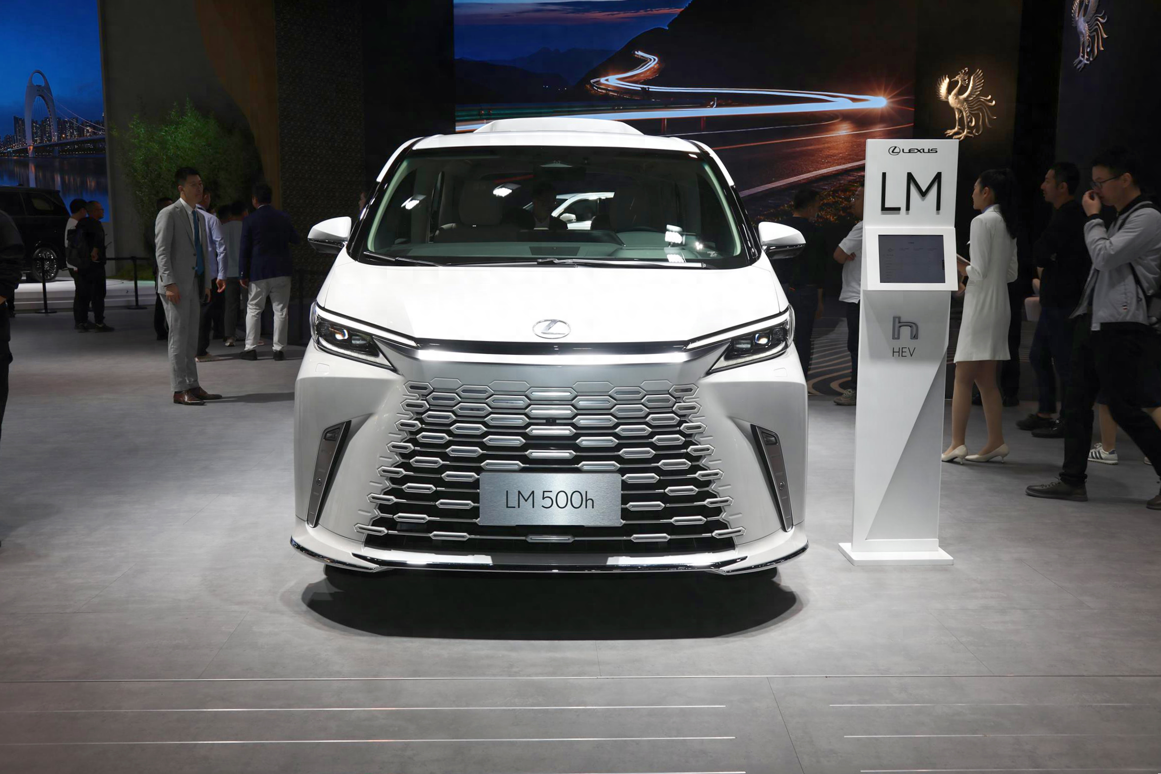 广州车展上的百万级新车,雷克萨斯lm 500h领衔,卫士迎v8动力