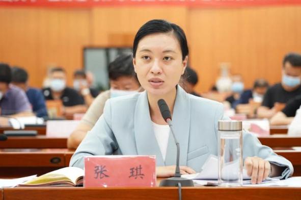 确实很美!张琪是国内最年轻的女市长,一看学历:这真的比不过!