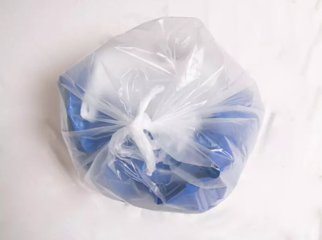 但有时将垃圾袋绑起来后,打结的地方会出现空隙,若是垃圾有异味,味道