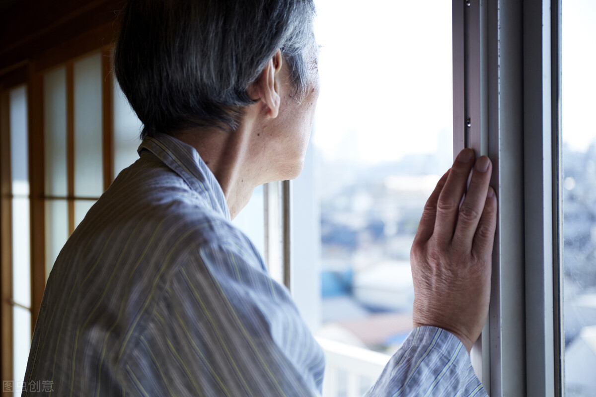 倾尽所有给儿子娶妻生子后,父母终于明白儿子不可能给他们养老了