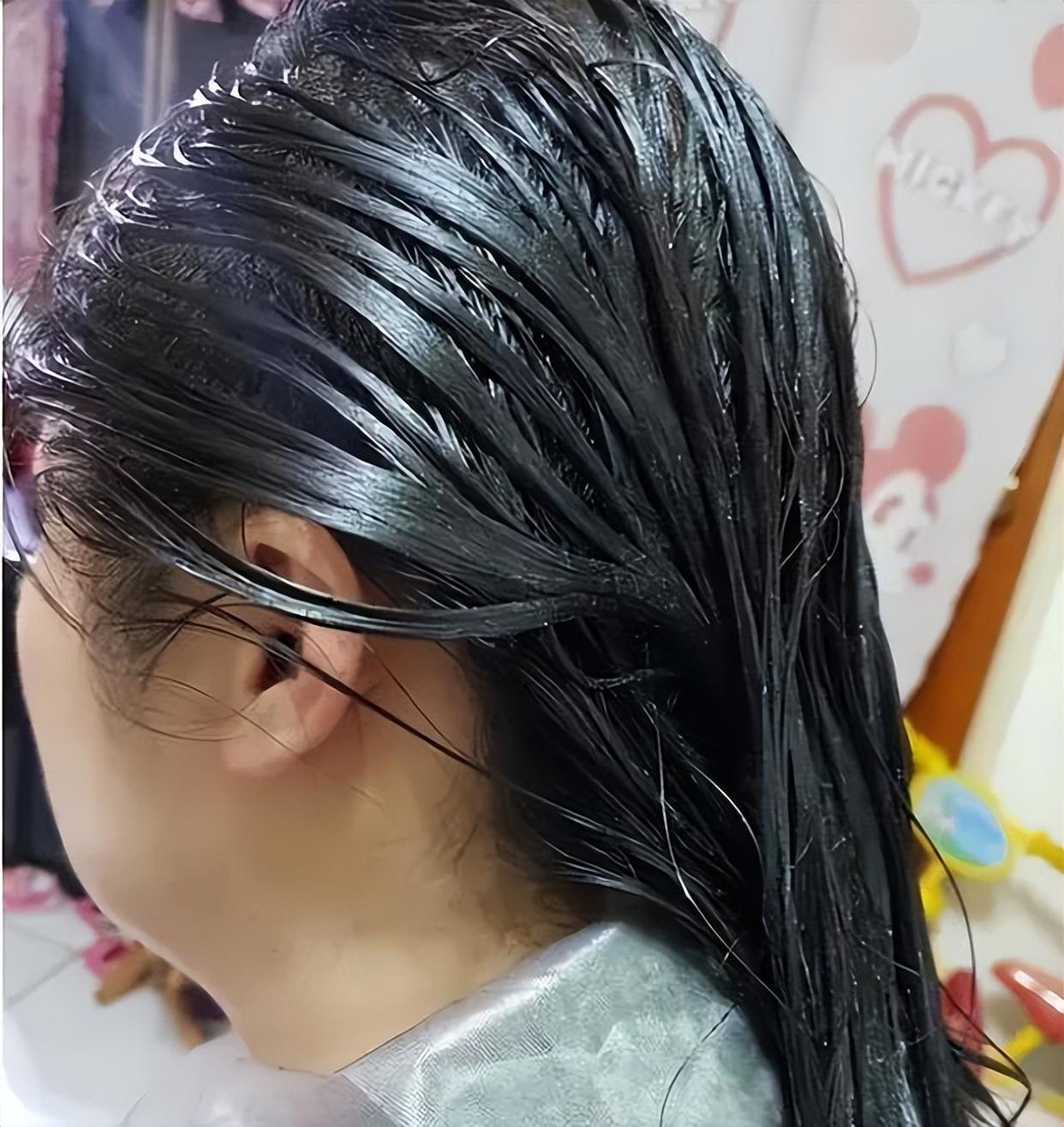 头发弄湿不能马上涂洗发水,如果你这样做,难怪洗完还是油腻