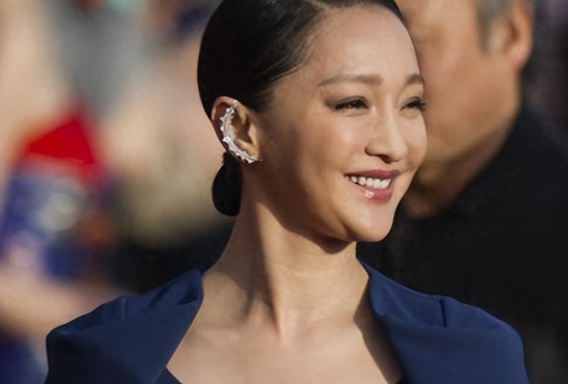 她凭借电影《如果爱》获得第二十五届香港金像奖最佳女主角奖.