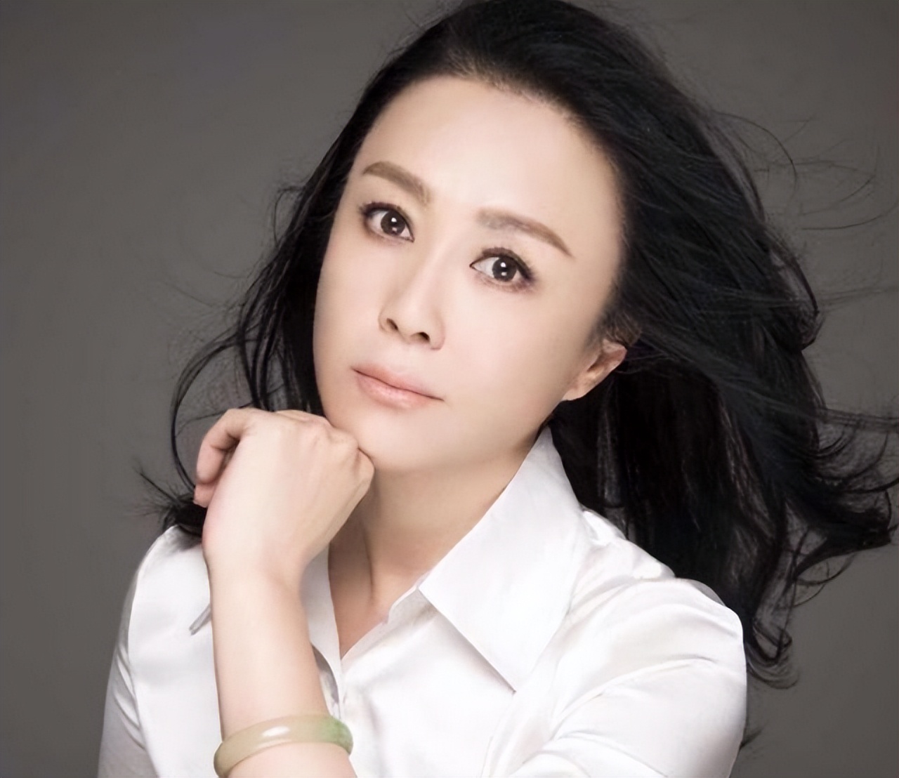 最美妲己傅艺伟:从顶流明星到"阶下囚",今55岁身价已过亿