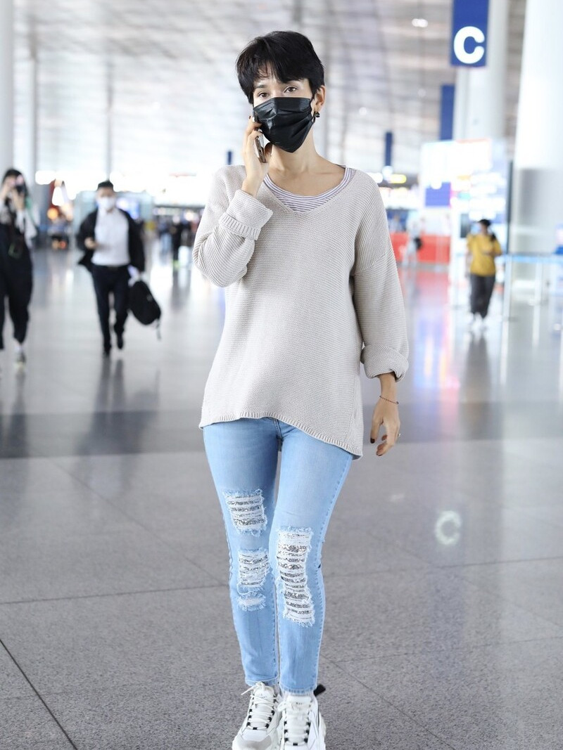 卢靖姗短发造型穿搭休闲,面对镜头亲切打招呼超有爱