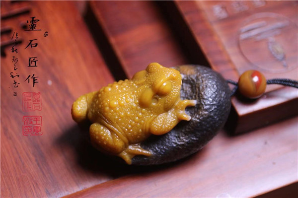 灵石匠作王寅波玉雕《金蟾》荣获山东省工艺美术设计创新大赛银奖