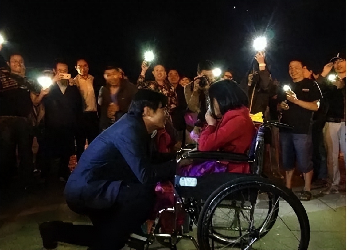 回顾带着轮椅和绝症女友私奔那对惹哭全国人民的情侣如今怎样