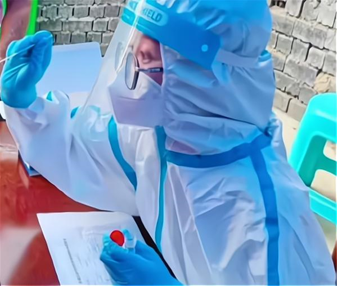 田静医生出战防疫一线,穿着层层包裹的防护服,顶着30度高温奋战
