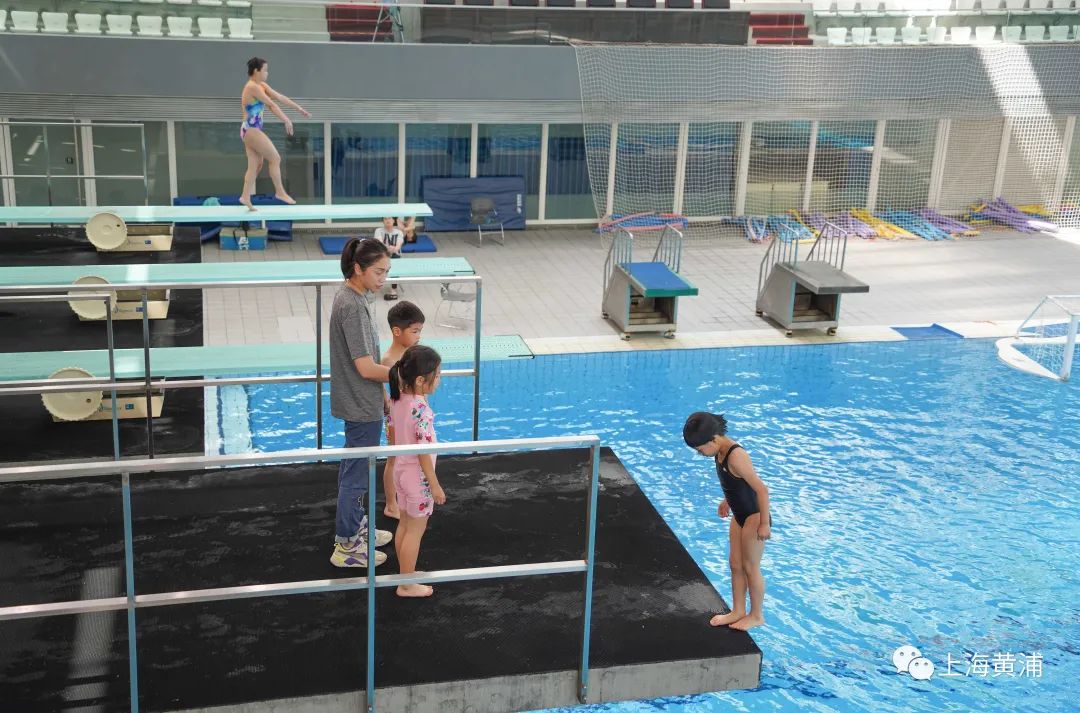 站上7米跳台感受运动员视角!萌娃"探秘"东体跳水馆