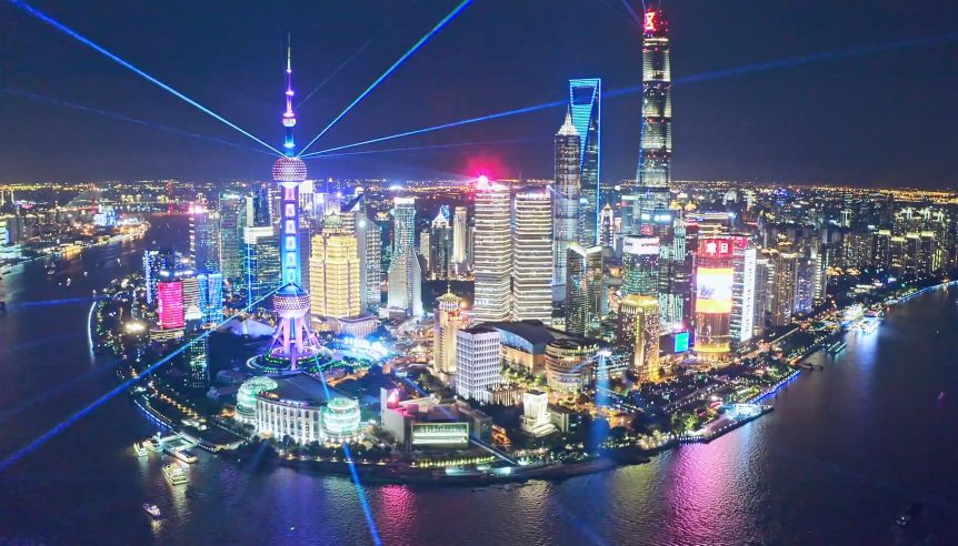 世界现代化都市上海灯光秀光彩夺目,假期首日30万游客观看