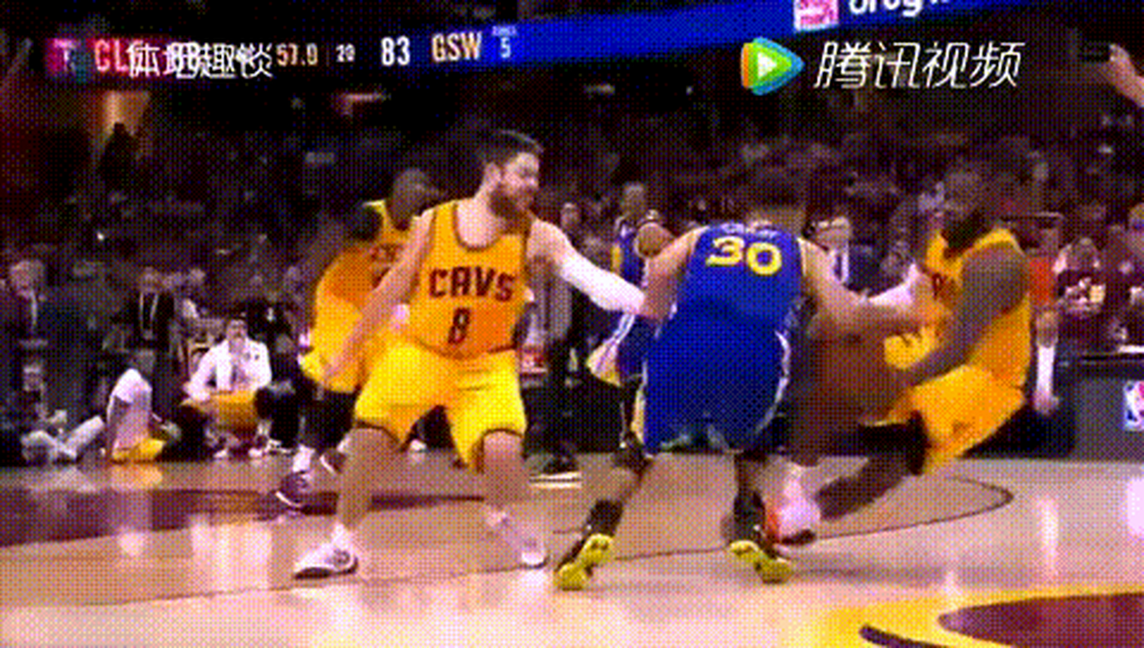 詹姆斯滑铲完库里后,还得意洋洋的指着自己的头,意思这是篮球场的