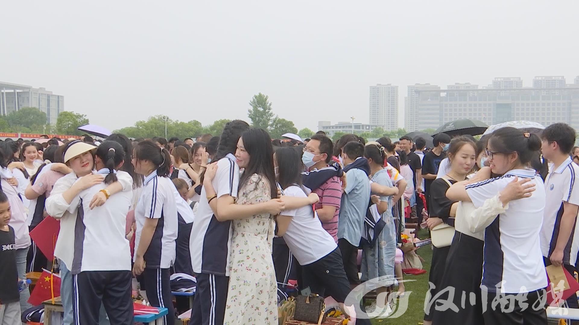 汉川一中举办高三年级成人礼暨高考誓师