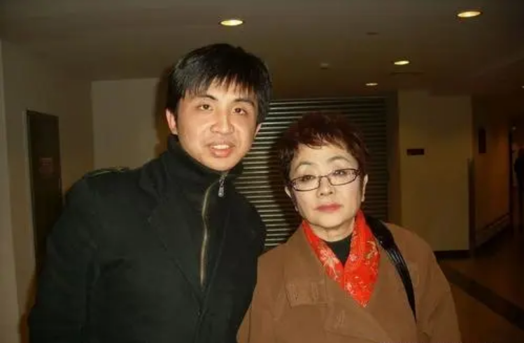 歌唱家谢莉斯:嫁郎文曜,经历2次人生悲剧后,把外孙女当亲女儿